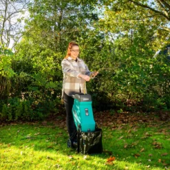 VONROC Hakselaar/Shredder 2500W – Voor Takken Tot Ø45mm – Incl. 45L Opvangzak & Duwstok 9 VONROC Hakselaar/Shredder 2500W – Voor Takken Tot Ø45mm – Incl. 45L Opvangzak & Duwstok -Tuinwereld Verkoop 1200x1200 1755