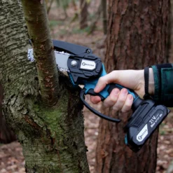 NovarGarden® Mini Kettingzaag NG1 - Met 2x Accu - Takkenzaag - Snoeizaag - Electrisch - Handzaag - Boomzaag - 21V -Tuinwereld Verkoop 1200x1200 2145