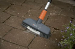 GARDENA Cleansystem Comfort Schrobber - Reinigen Van Paden - Terras - Oprit -Tuinwereld Verkoop 1200x799 179