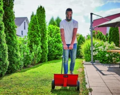 Einhell Strooiwagen GC-SR 12 (12 L - 45 Cm Strooibreedte - Dubbele Duwstang - Kliksluiting Aan Beide Zijden - Verstelhendel - Corrosiebestendige Rol - Behuizing Van Breukvast Kunststof) -Tuinwereld Verkoop 1200x949 2