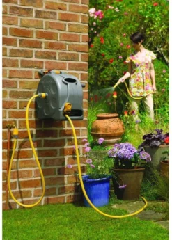 Hozelock Compact Enclosed Reel 2 In 1 - 25 Meter - Slangbox En Muurhaspel In één - Grijs 8 Hozelock Compact Enclosed Reel 2 In 1 - 25 Meter - Slangbox En Muurhaspel In één - Grijs -Tuinwereld Verkoop 858x1200 2